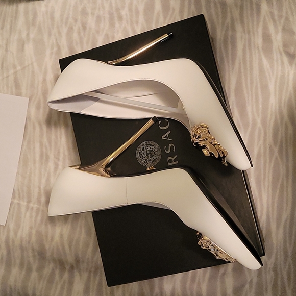 Versace Decollete T.110 Vitellino in White with Gold Medusa Head. Brand New. - Picture 4 of 10